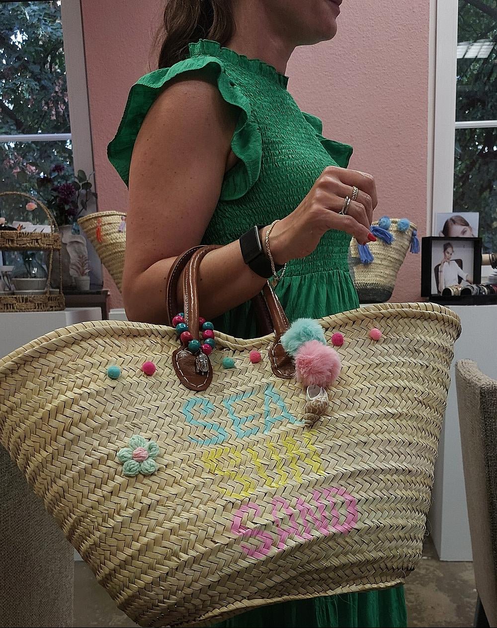 Verzierte Korbtasche mit Bändern und Anhängern beim Ibiza Taschen Workshop