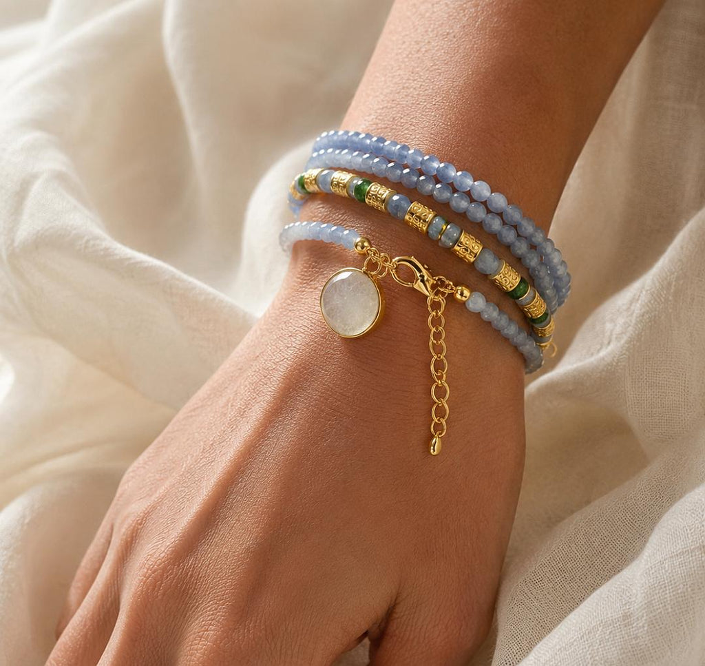 Teilnehmerinnen präsentieren ihren Schmuck beim Schmuck & Vino Workshop in Dorsten