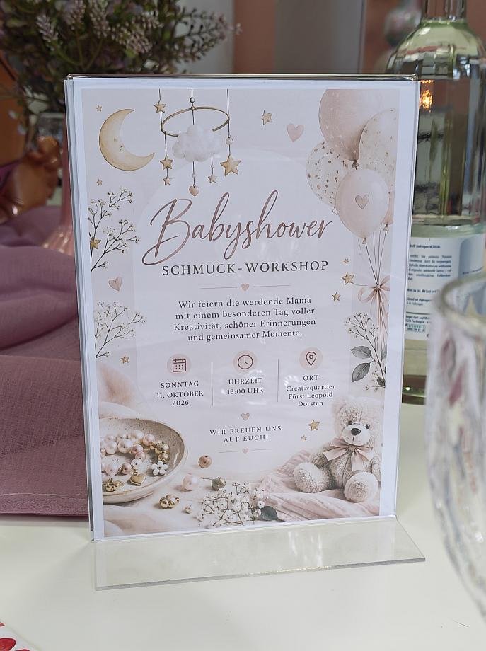 Liebevolle Tischdekoration mit persönlicher Karte für eine Baby Shower