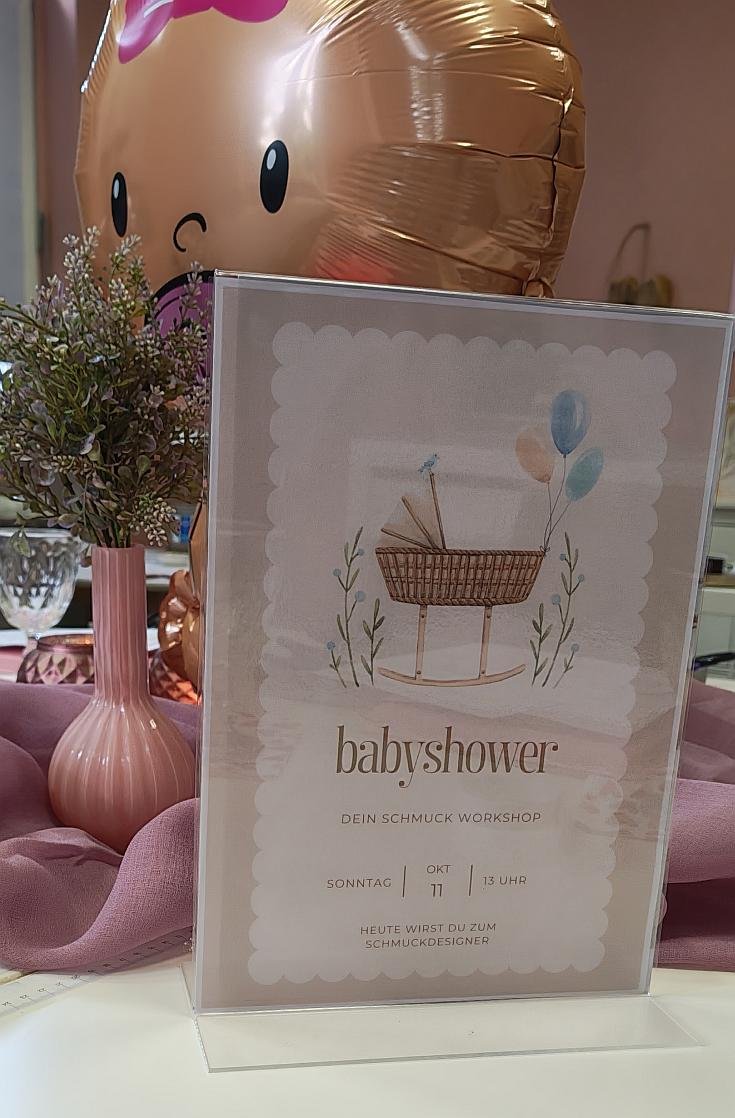 Liebevolle Babyshower-Dekoration mit Bilderrahmen im Schmuckatelier