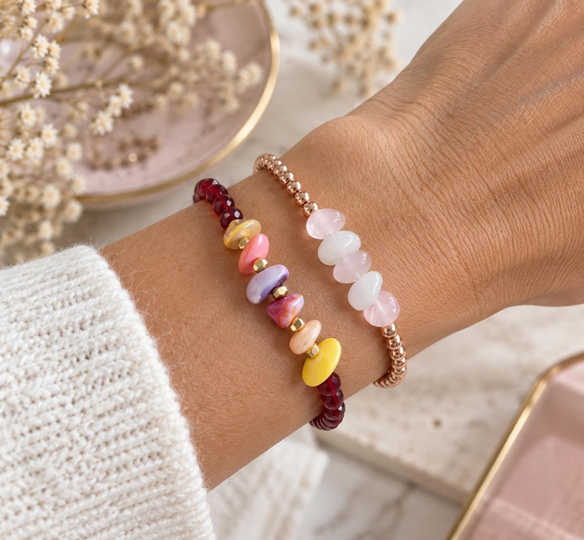 Granat Armband mit Muschelperlen am Handgelenk