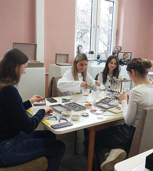 Kreative Atmosphäre bei einem Schmuck-Workshop in Dorsten