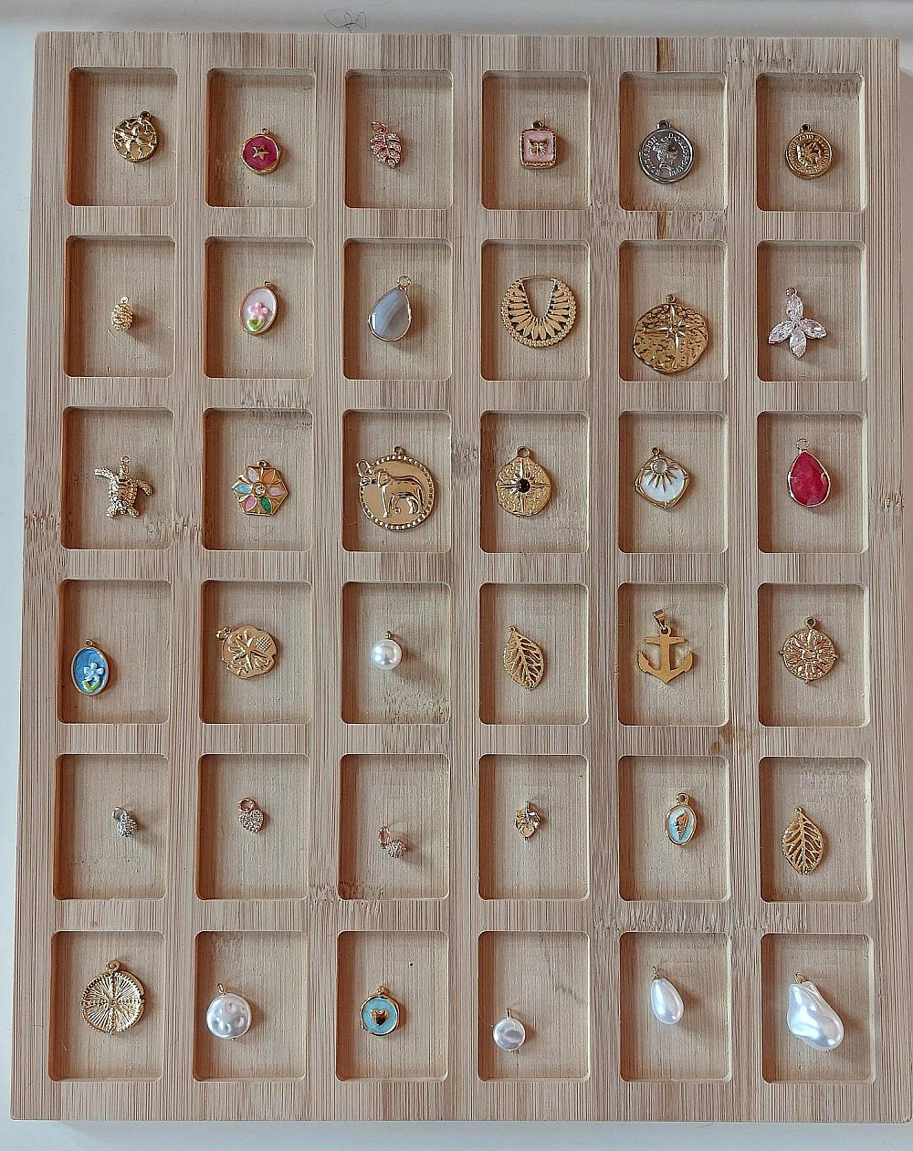 Auswahl an Schmuckanhängern für einen Schmuck-Workshop in Dorsten