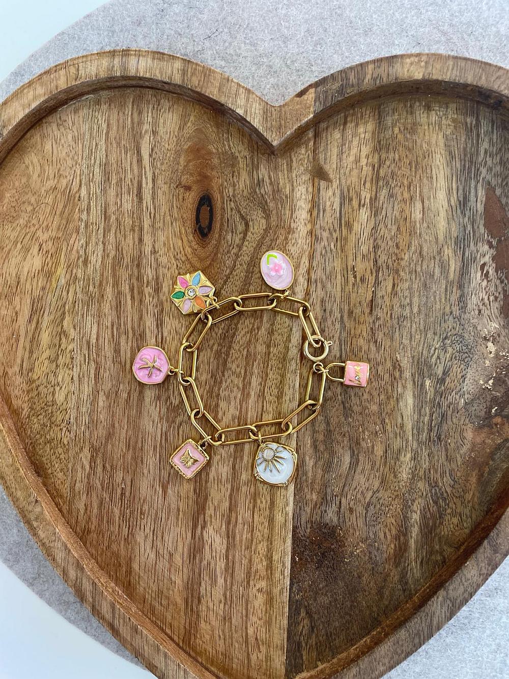 Selbst gestaltetes Armband mit Anhängern aus einem Schmuck-Workshop in Dorsten