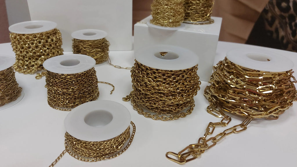 auswahl an edelstahl ketten im schmuck workshop