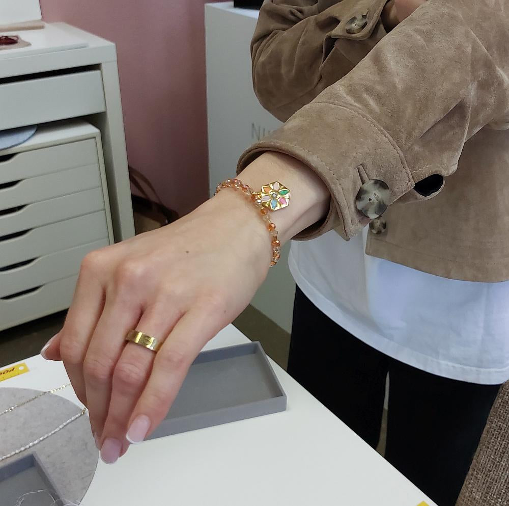 Teilnehmerin trägt ein selbst gestaltetes Armband aus dem Schmuck-Workshop