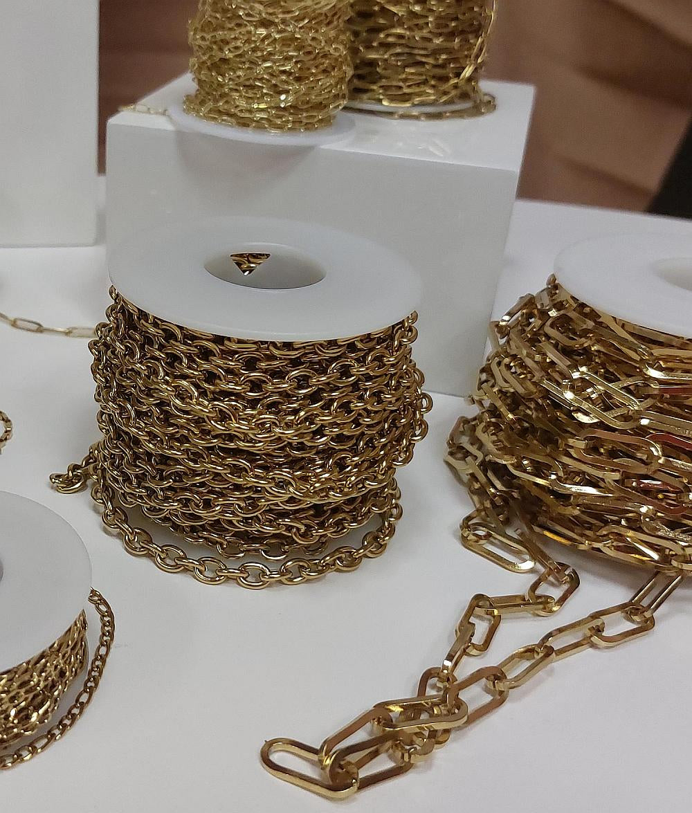 Goldfarbene Ketten und Materialien für einen Schmuck-Workshop in Dorsten