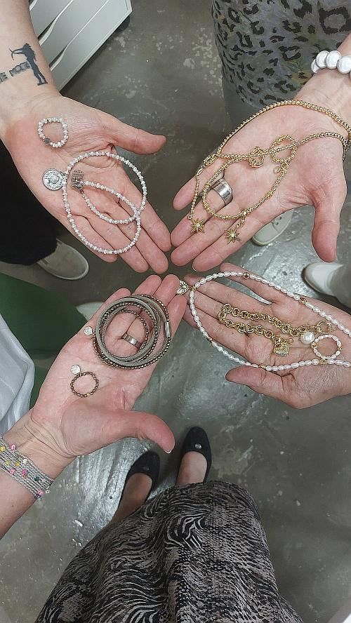 Mehrere selbst gestaltete Schmuckstücke aus einem Schmuck-Workshop in Dorsten