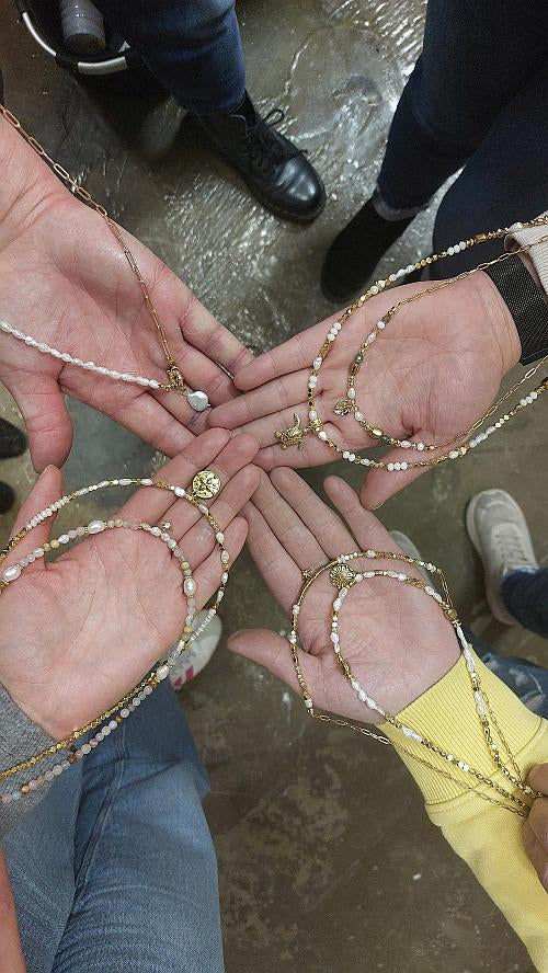 Mehrere selbst gestaltete Schmuckstücke aus einem Schmuck-Workshop in Dorsten