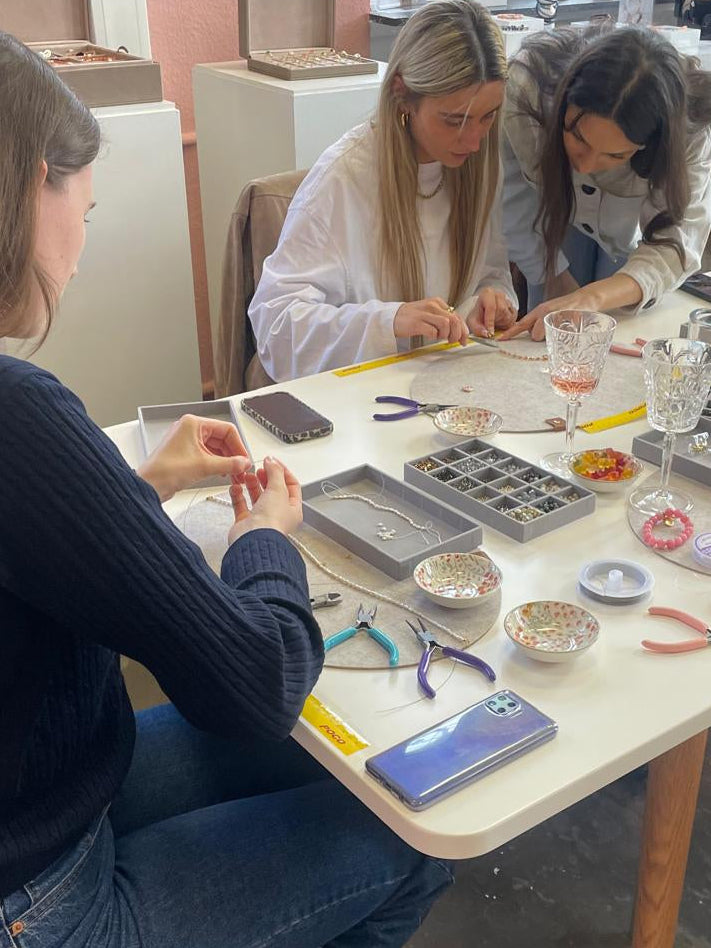 Kreative Atmosphäre bei einem Schmuck-Workshop in Dorsten