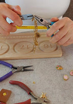 HHände arbeiten an einem Schmuckverschluss im Schmuck-Workshop in Dorsten