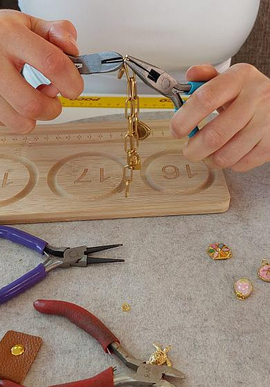 HHände arbeiten an einem Schmuckverschluss im Schmuck-Workshop in Dorsten