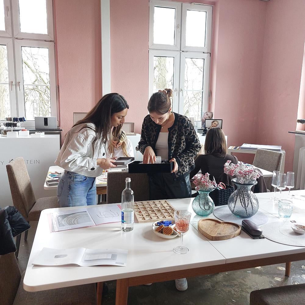 Teilnehmerinnen bei einem Schmuck-Workshop in Dorsten