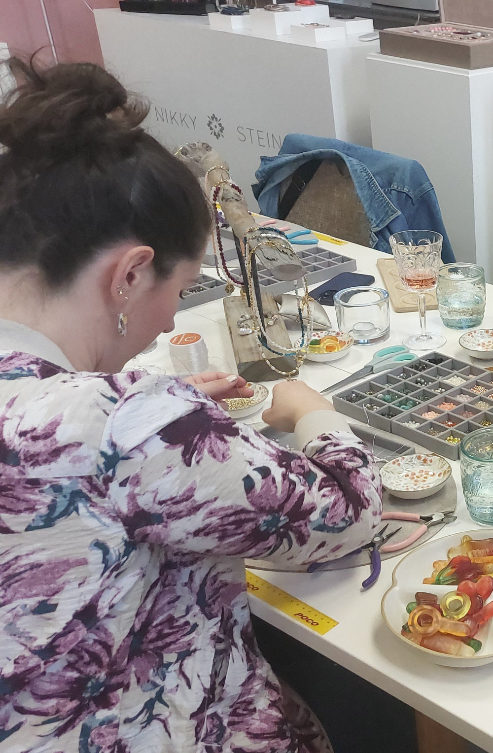Teilnehmerinnen gestalten Schmuck in einem Workshop in Dorsten