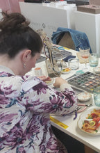 Teilnehmerinnen gestalten Schmuck in einem Workshop in Dorsten
