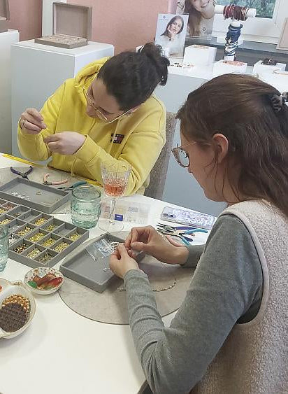 Teilnehmerinnen gestalten Schmuck in einem Workshop in Dorsten