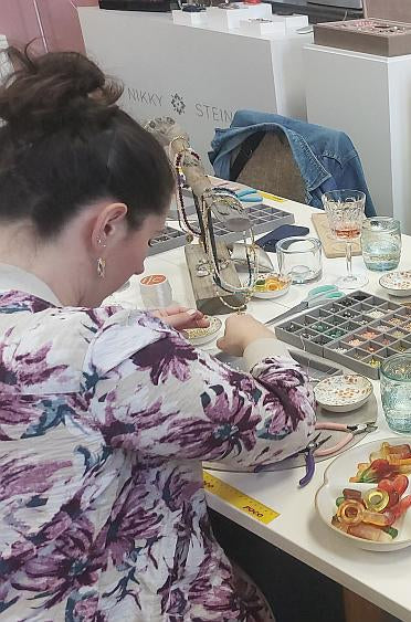 Kreative Atmosphäre bei einem Schmuck-Workshop in Dorsten