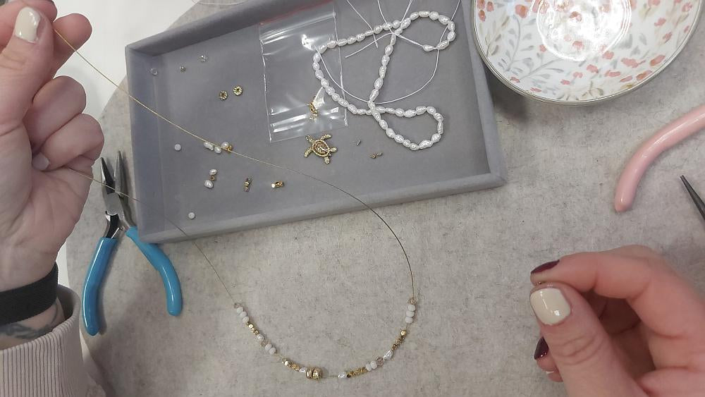 Selbst gestaltete Kette mit Perlen im Schmuck-Workshop in Dorsten