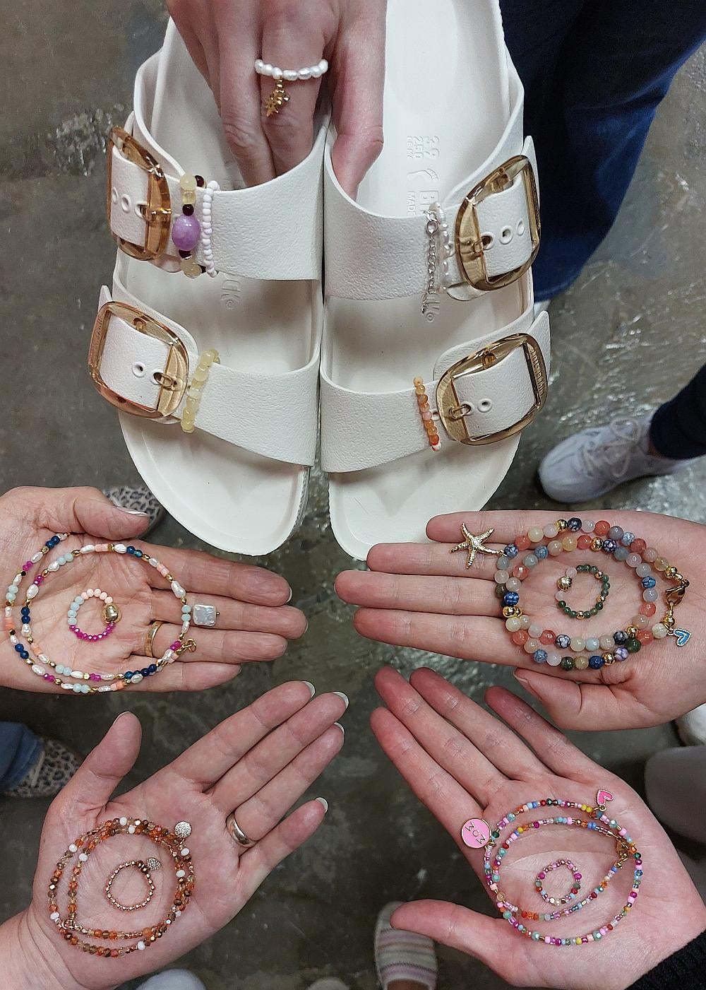 schmuck auf händen