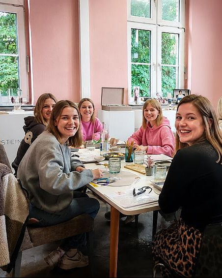 Teilnehmerinnen sitzen am tisch und lachen