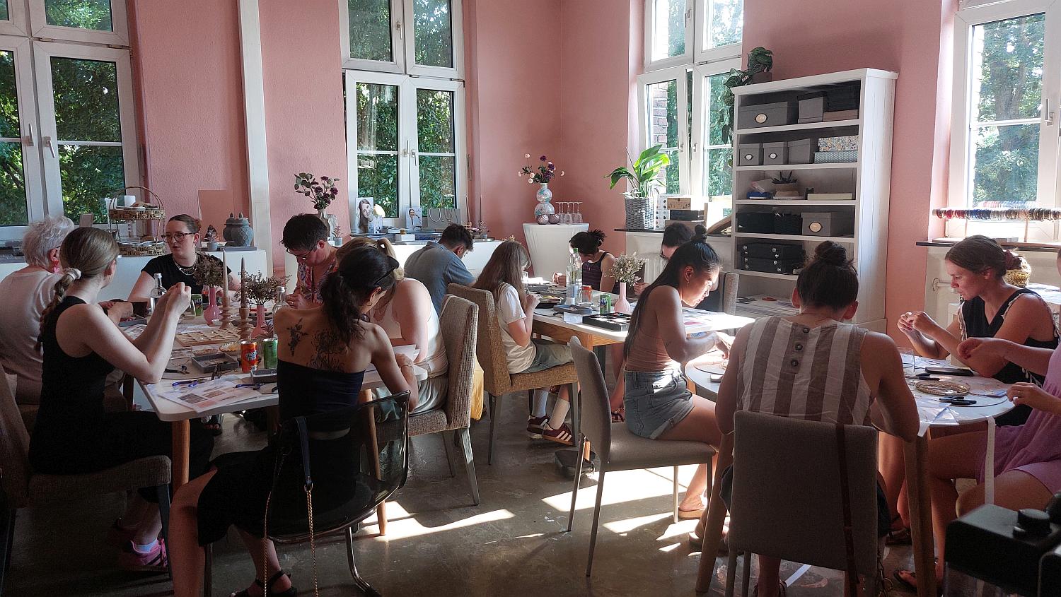 Teilnehmerinnen gestalten Armbänder beim Schmuck-Workshop in Dorsten
