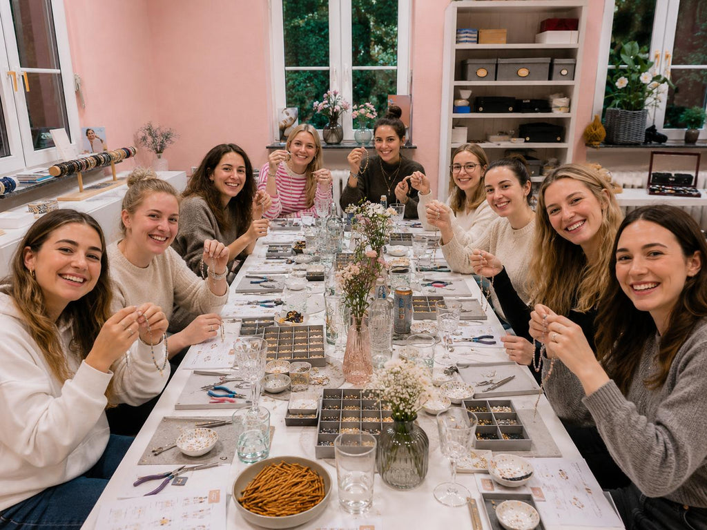 Schmuck workshop mit teilnehmerinnen